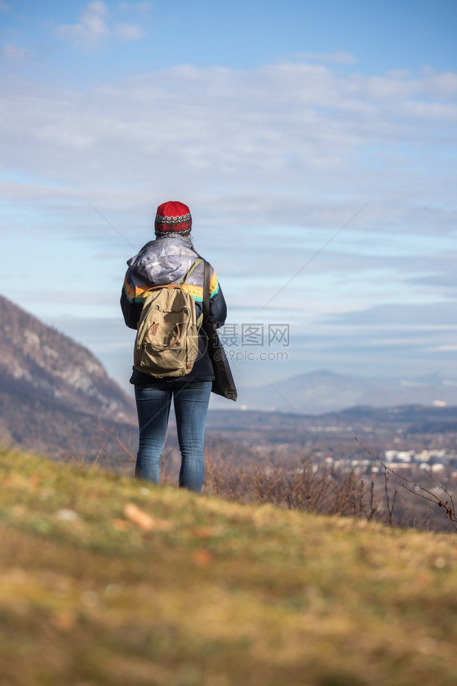 年轻女孩喜欢山上风景秋天图片