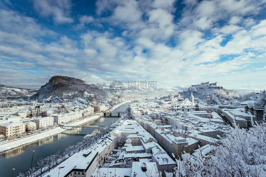 冬季萨尔茨堡全景雪历史中心阳光图片