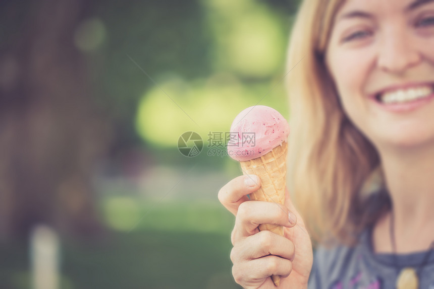 微笑的女孩享受夏天草莓冰淇淋图片