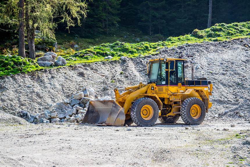 轮式搬运挖土机正在一个采石场停车图片