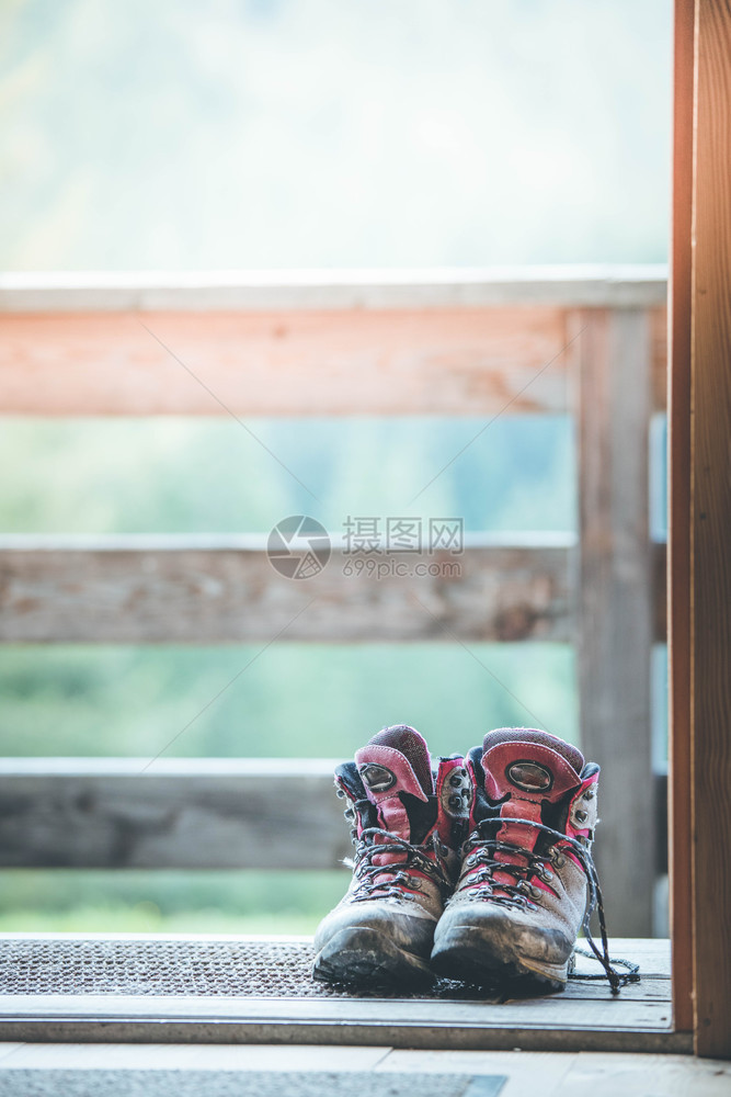 在奥地利一个废弃的山丘小屋生锈木地板上徒靴子图片