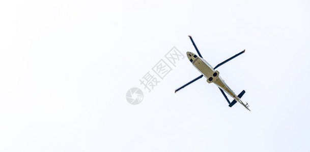 天空中的直升机背景图片