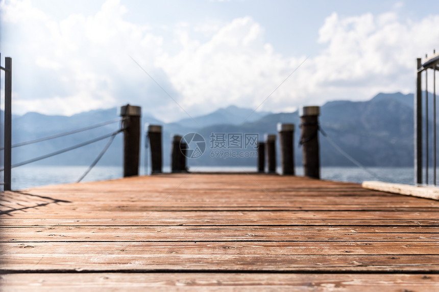 木质码头蓝湖山峰和天空图片