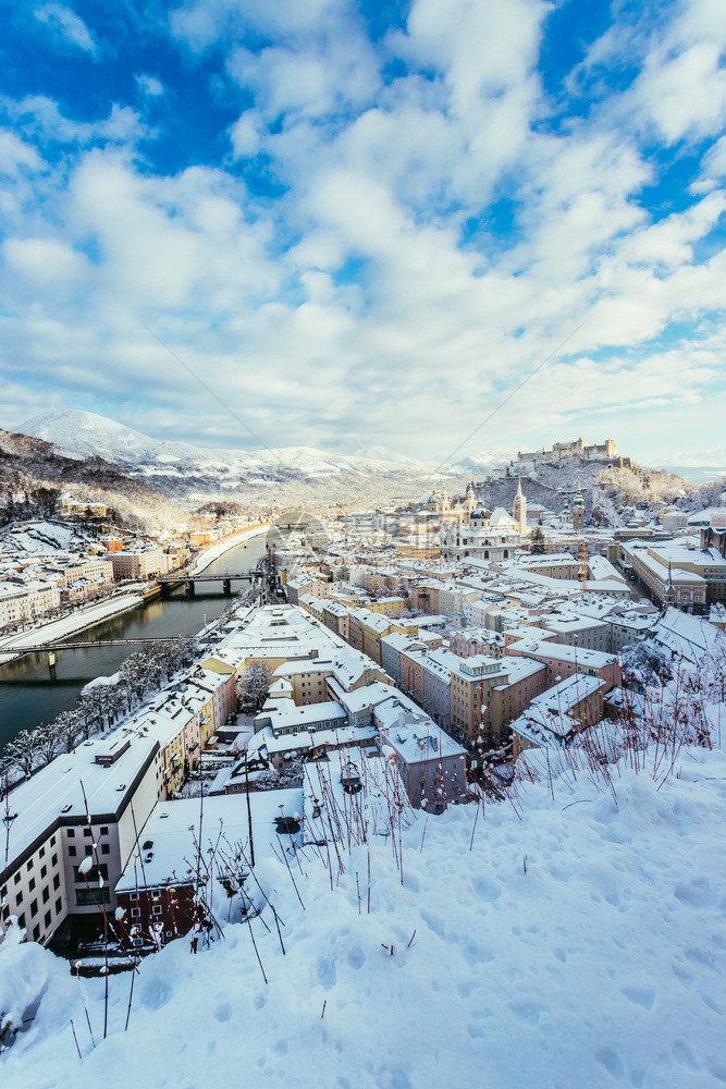 冬季萨尔茨堡全景雪历史中心阳光图片