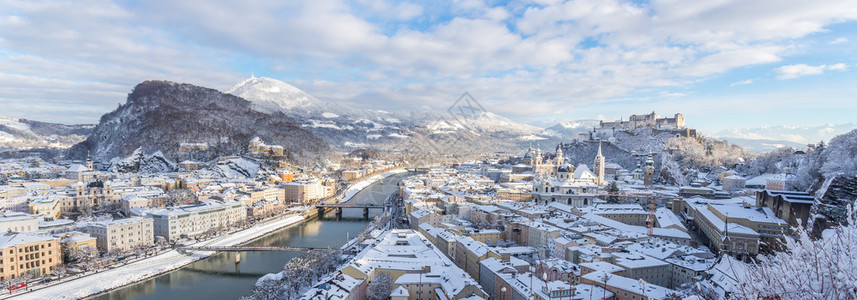 冬季萨尔茨堡全景雪历史中心阳光高清图片