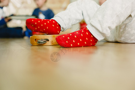 有袜子的脚女孩踩在木棍上儿童和音乐课背景图片