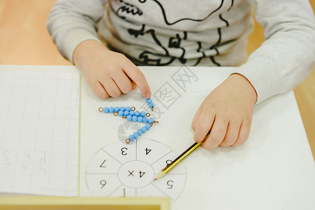 学习任务儿童与一个教育木制游戏玩乐把圆筒装进洞里提高空间视觉技能和他们的手背景