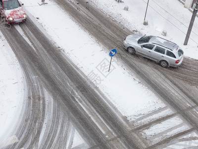 冬季雪路上行驶的汽车图片