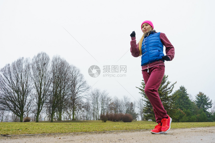 秋天在户外锻炼运动装饰思想穿着温暖运动服的妇女秋季在户外锻炼穿运动服的妇女秋季在户外锻炼图片