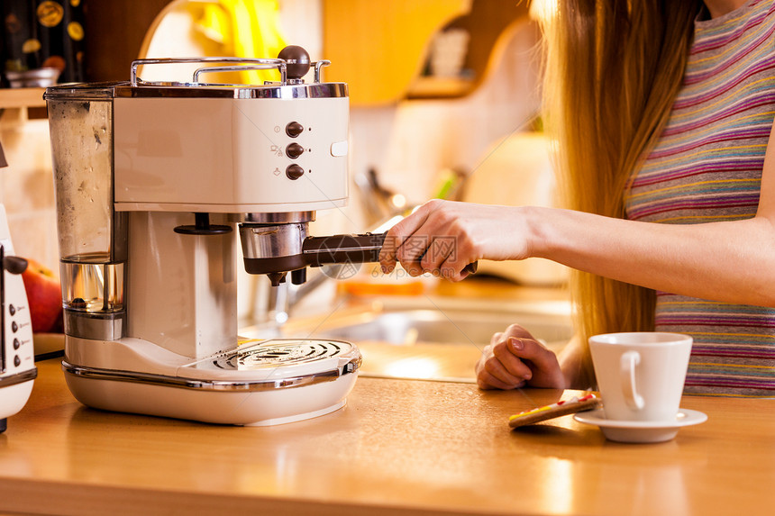 厨房里的女人用机器煮热喝咖啡家里的酒吧厨房女人用机器煮咖啡图片