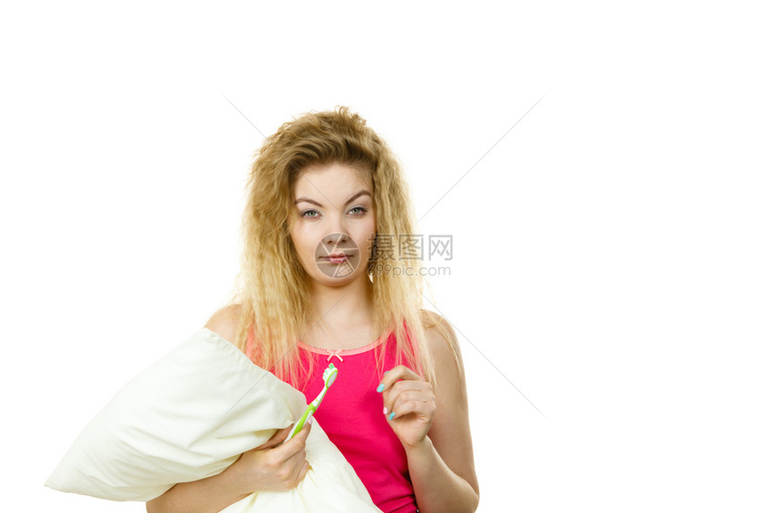 睡不着的女人带金发缠的头抱着白枕拿牙刷感觉疲惫或宿醉工作室拍到孤立睡不着的女人抱白枕头图片