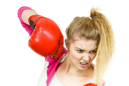 穿着红色拳击手套打斗穿着拳击手套的愤怒女图片