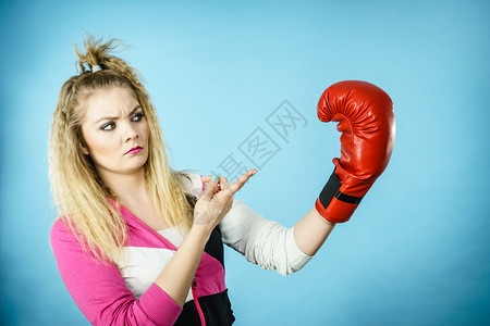 穿着红色拳击手套穿着红的滑稽运动女郎穿着拳击手套的滑稽女郎图片
