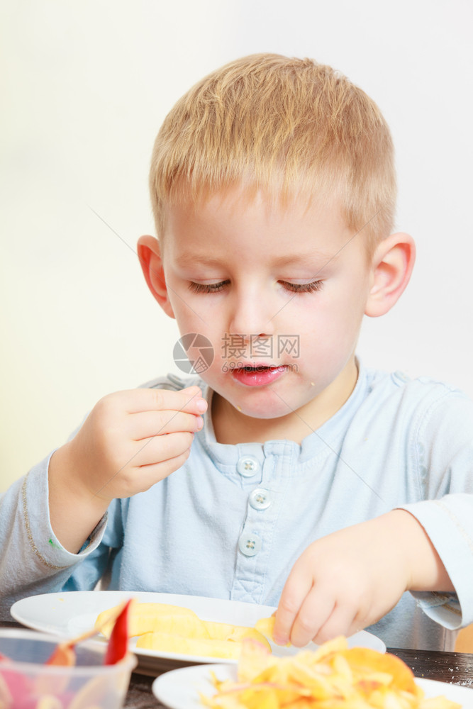 小男孩吃苹果做零食图片