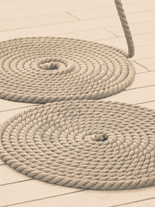 圆形的古董胸部绳圈在木制地板上圆形的古董胸部绳圈图片