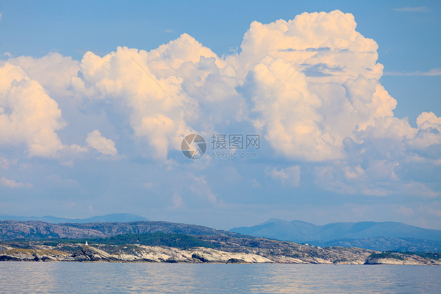 旅游度假和行北伯尔根附近的风景和峡湾海岸线桑地那维亚州伯尔根附近图片