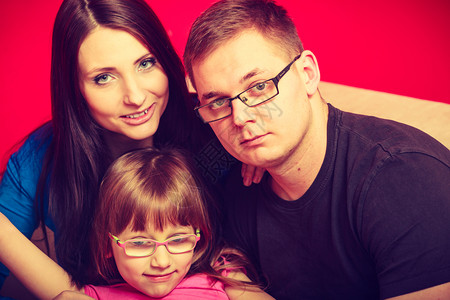 成人和儿童关系概念女儿父母的家庭照片红色背景母亲女儿和父的家庭照片图片