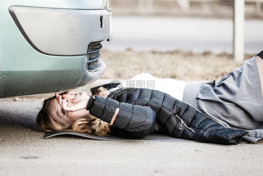 妇女试图修车检查汽下面是什么妇女修车下面的破图片