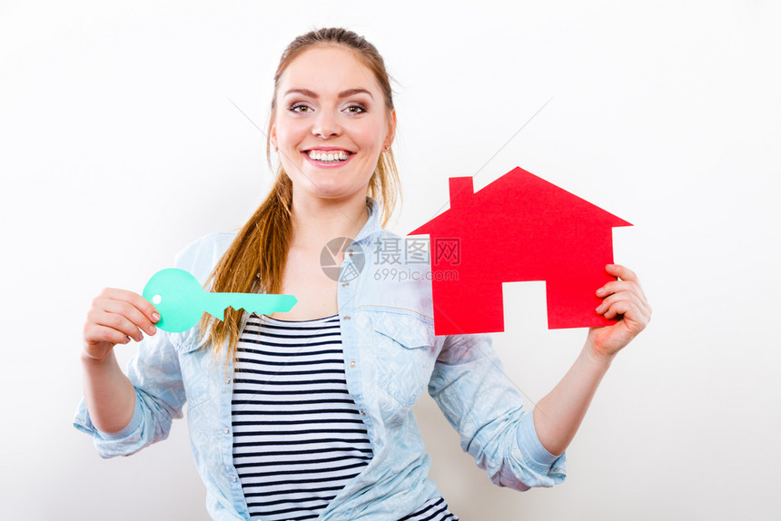 快乐的年轻女孩拿着红纸屋梦想新的家庭住房和地产概念妇女与纸屋住房不动产概念图片