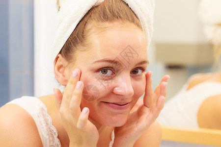 皮肤分层妇女用面罩在浴室脸部擦湿了皮肤霜女孩要照顾她的皮肤层润湿剂科疗养所妇女要在浴室脸部涂抹面罩霜背景