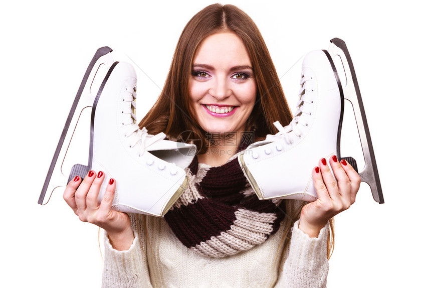 带着冰鞋的女人准备去滑冰冬季体育活动穿着白衣服笑的快乐女孩带着冰鞋笑的女人图片