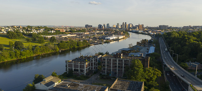 詹姆斯河流经纽华克新泽西下城都市地区背景图片