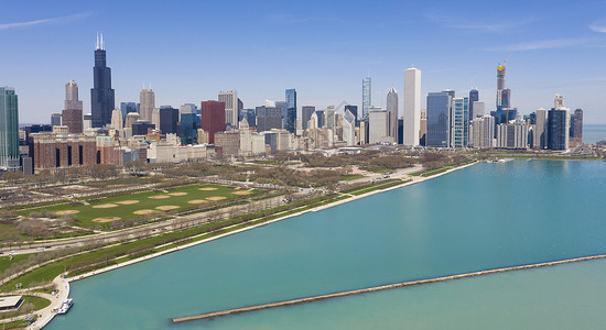 密歇根州西湖的绿化环绕着美国芝加哥伊利诺斯州市中心城的天际图片