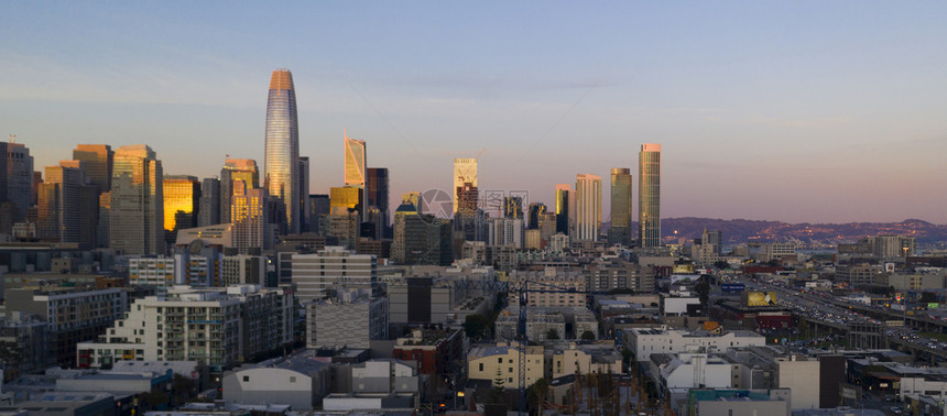 美丽的光芒充斥着旧金山市中心图片