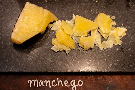 自助餐线黑石板上的芒切戈奶酪图片