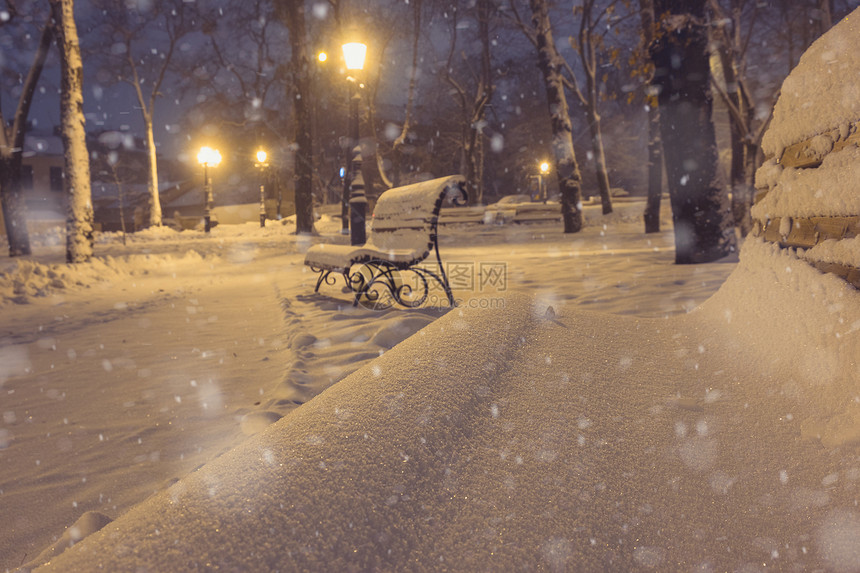 浪漫冬季公园的长椅图片