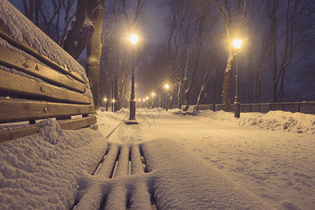 浪漫冬季公园的长椅图片