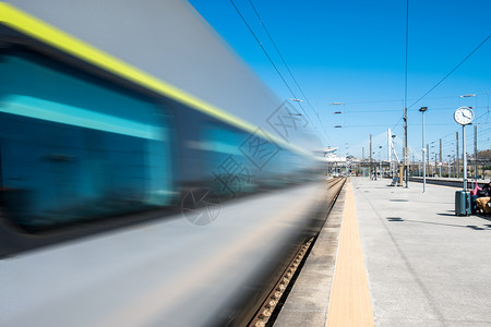 美丽的火车站在阳光明媚的日子移动现代通勤列车图片