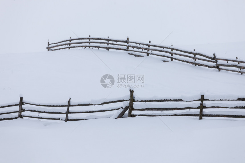 雪中的木篱笆图片