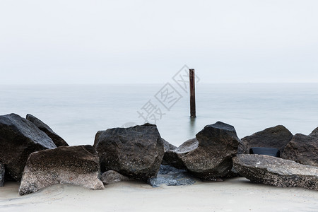 海洋和岩石的最小照片图片