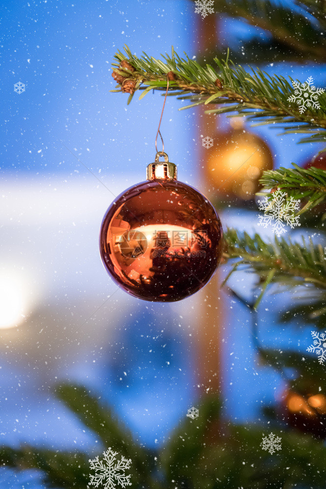 传统装饰圣诞树的概念配有圣诞和雪元素图片