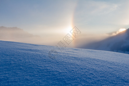 清晨冬季风景日出和光环现象图片
