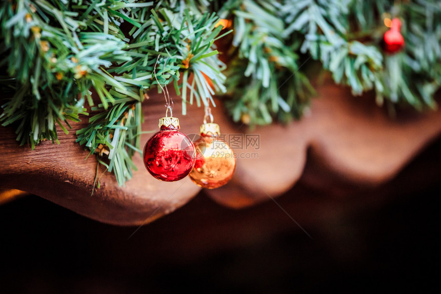 在圣诞市场的泡在一个fir树枝上图片