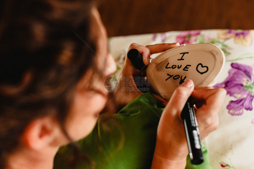 女人在她结婚鞋上写着我爱你的短语图片