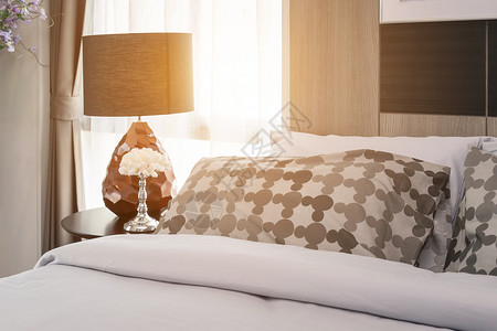 板场现代卧室的清晨场带有枕头和灯具背景