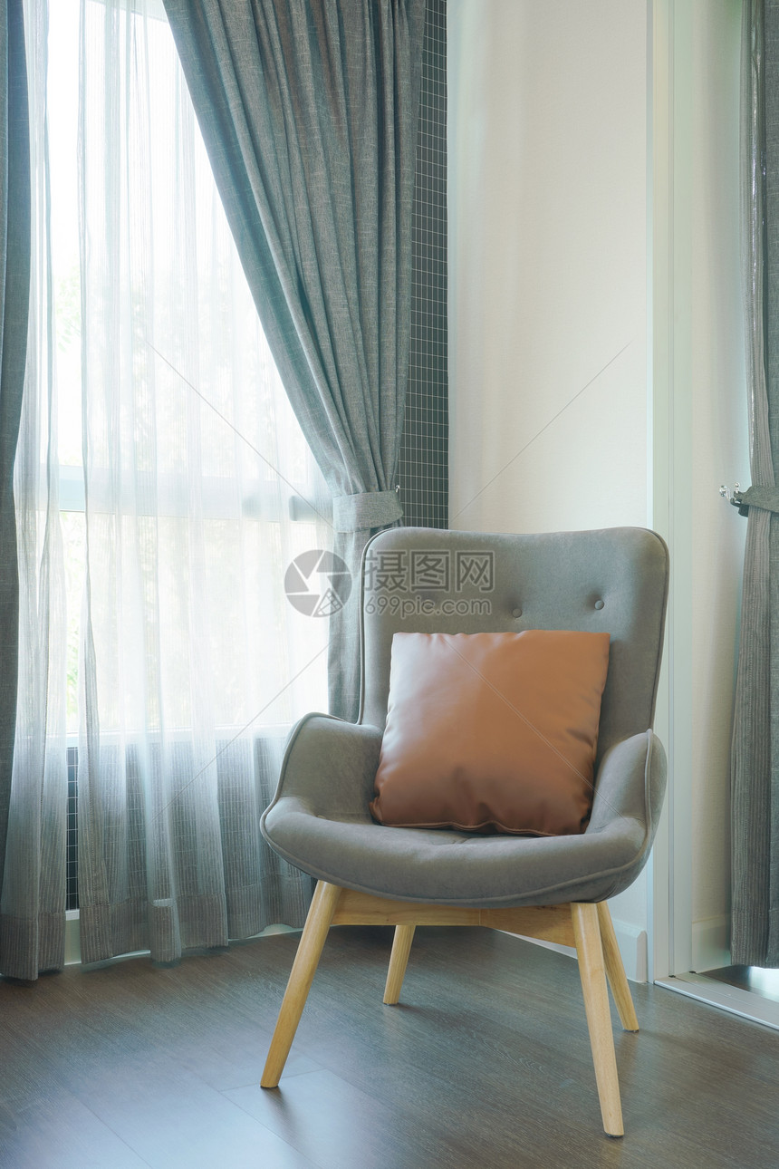 时髦的灰色椅子客厅有枕头图片