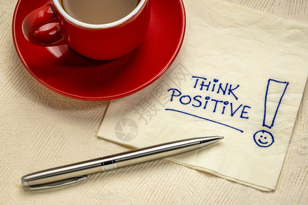 思考积极的激励提醒在餐巾纸上加咖啡杯的笔迹图片