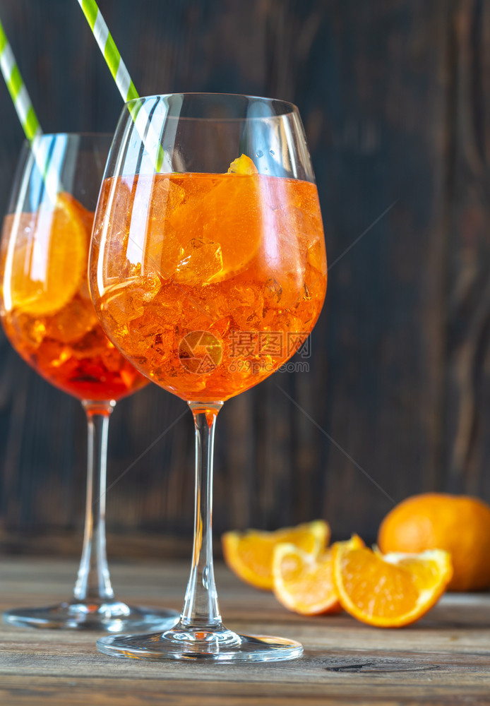 AperolSpritz鸡尾酒玻璃杯在生锈背景上图片