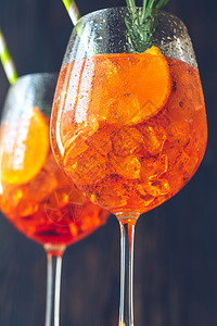 AperolSpritz鸡尾酒玻璃杯在生锈背景上高清图片