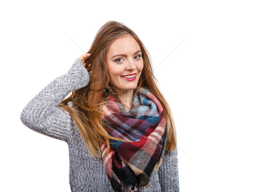 穿着灰色毛衣和温暖羊大围巾的长发女孩肖像图片