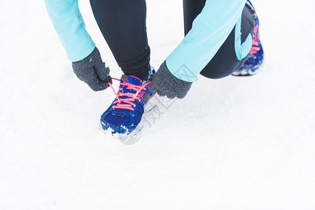 冬季运动时装概念在雪中打运动健身鞋在外健身鞋在雪中打运动鞋图片