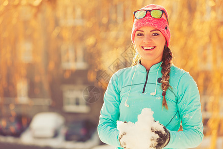 城市里有雪的女孩冬天公园里和大自然一起放松健康时尚概念图片