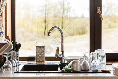 现代水槽和厨房柜台里面装有锁的餐具窗子在幕后洗干净厨房水槽和餐具图片