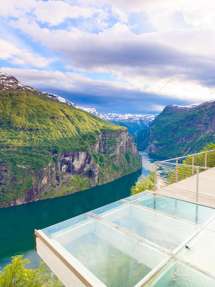 挪威斯堪的纳维亚从Flydalsjuvet的角度看Geirangerfjorden的美丽景象从Flydasjuvet的角度看挪威图片