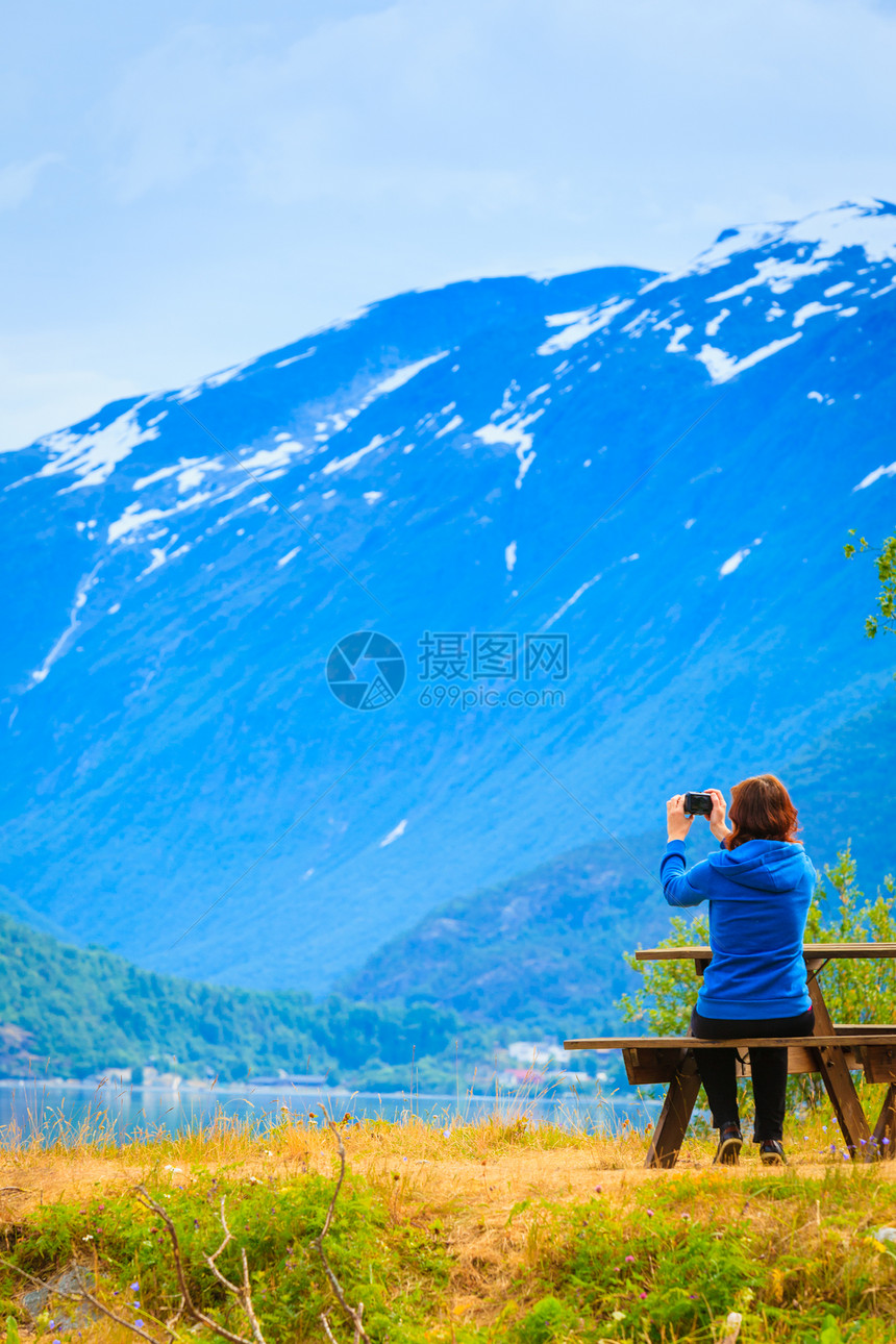 旅游和行女游者与照相机拍在Jostedalsbreen公园StrynSognogFjordane县挪威斯堪的纳维亚州Oppstr图片