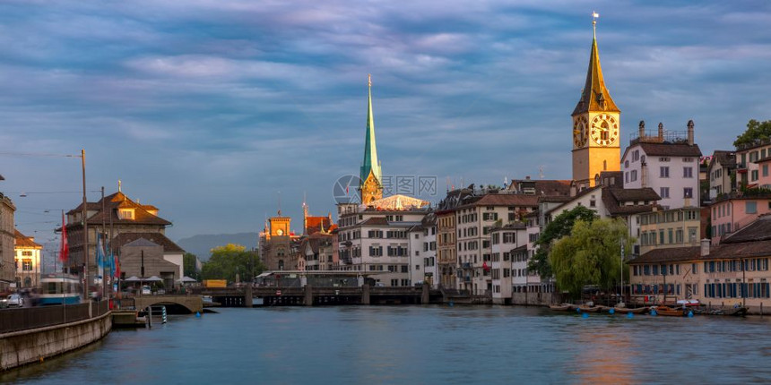 著名的Fraumunster和圣彼得教堂以及瑞士最大的城市苏黎世最大的城市苏黎世老日落时的Limmat河的全景图片